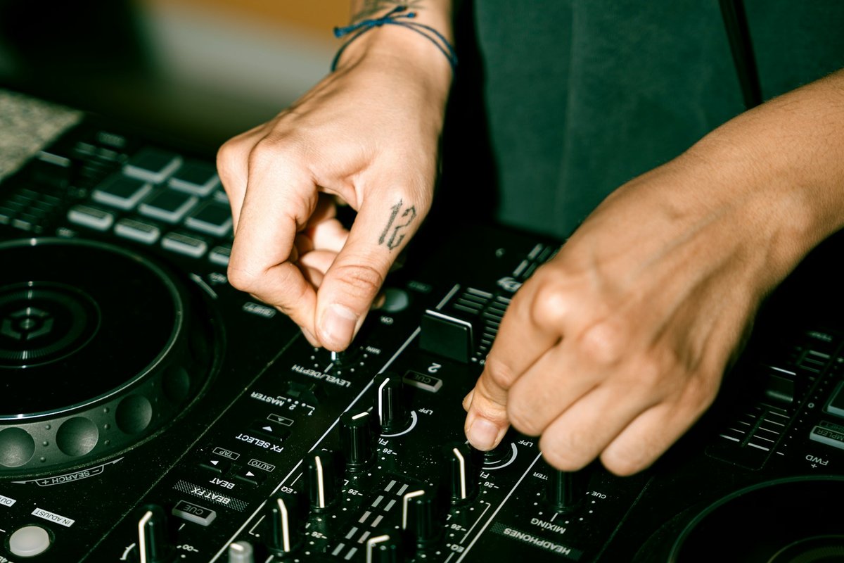 ידיים מסובבות נובים על קונטרולר Pioneer DJ – תרגול ביטמאצ'ינג למתחילים